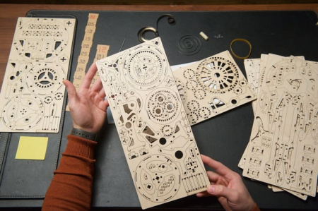 Сборная модель Ugears Астроном. Настольные часы с турбийоном 70162