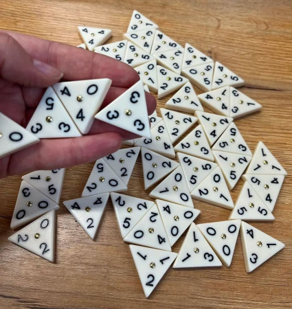 Тримино (треугольное домино), с металическим сердечником