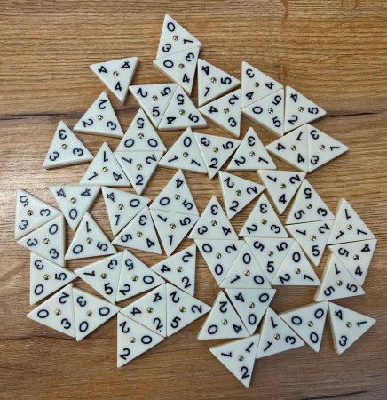 Тримино (треугольное домино), с металическим сердечником